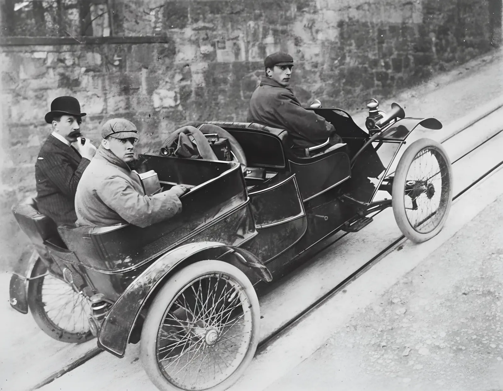 Frederick and George Lanchester in the 8hp Spirit Passenger Phaeton