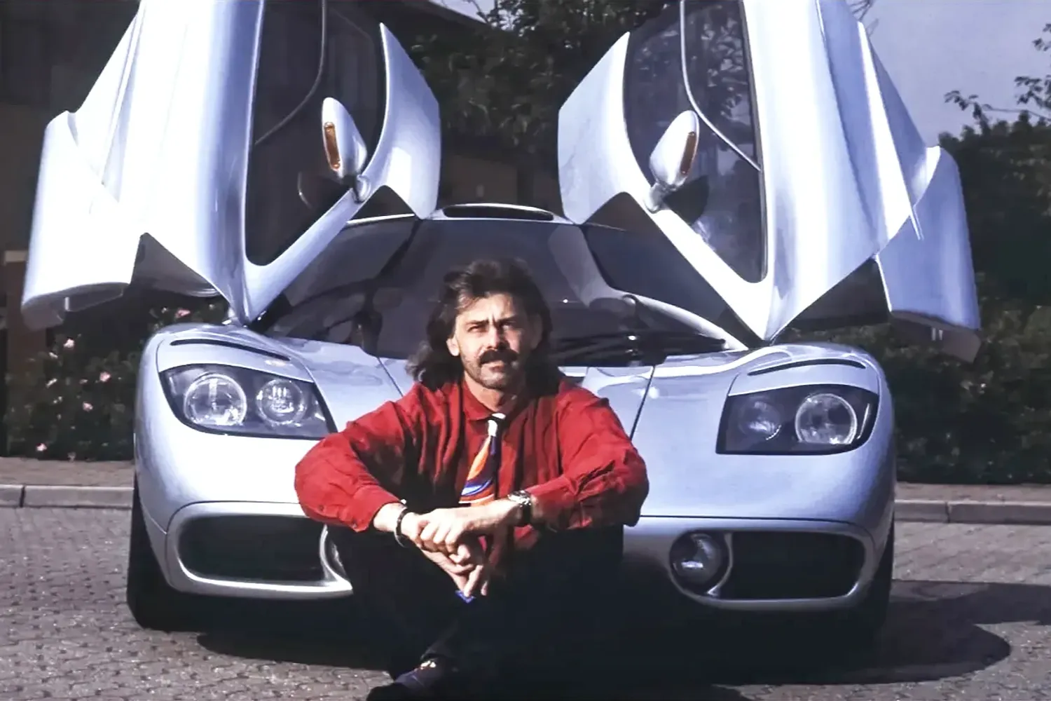 Gordon Murray in front of the McLaren F1 (Image via Thedrive.com)